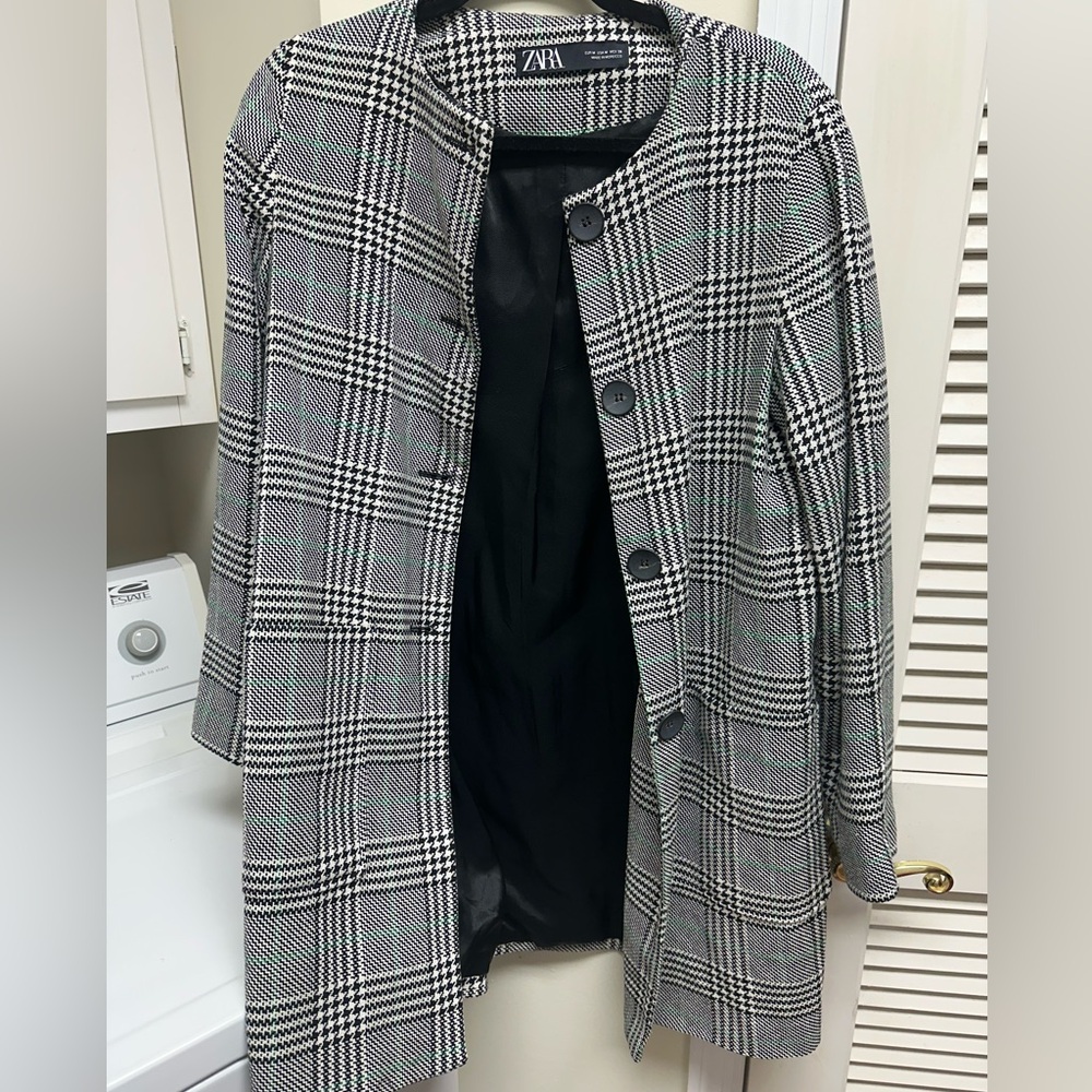Like new! Lightweight Zara coat, houndstooth pattern with green detail, Medium